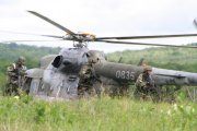 Odsun zraněného vojáka pomocí MEDEVAC