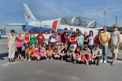 Pupils in front of the L-39 C airplane