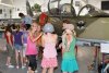 Žáci před vrtulníkem Mi 24