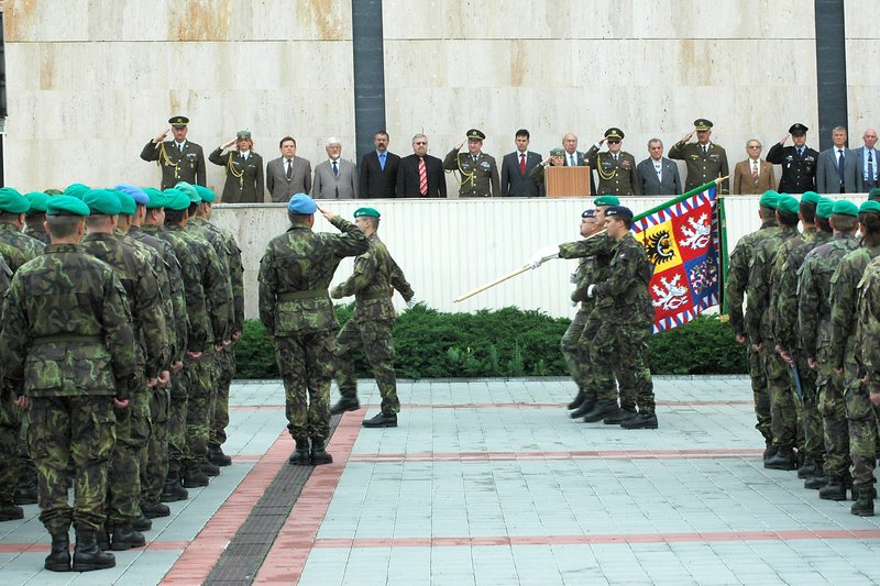 Vzdávání pocty bojovému praporu VeV-VA