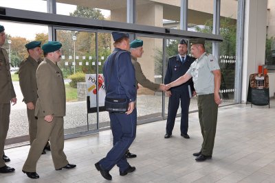 Příslušníci KVV Olomouc a ozbrojených sil Polska