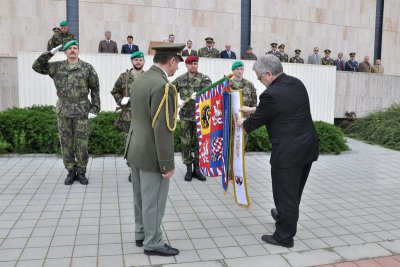 Dekorování praporu VeV-VA vlevo plukovník Janečka, v pravo starosta Hájek