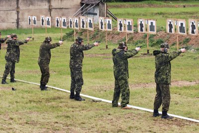 Střelba velkorážní pistolí 
