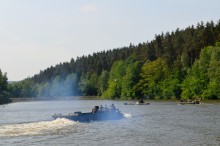 Plavby a jízdy tanků pod vodou 2015: Záchranná a vyprošťovací služba připravena