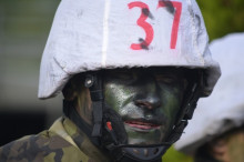 Bílé povlaky na přilby předány 16 armádním profesionálům. Ti v nich bojují o úspěšné absolvování elitního bojového kurzu Komando