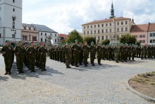 Slavnostní vojenská přísaha, ale i předávání absolventských dekretů