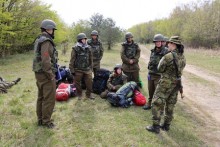 Novináři se od vojáků učili přežít krizové situace