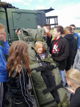 Vojáci s technikou zpříjemnili pobyt dětem na DIA táboře