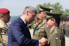 Ministr obrany a náčelník Generálního štábu na oslavu Dne ozbrojených sil předali resortní vyznamenání. Mezi vyznamenanými i příslušníci VeV-VA