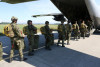 Šedesát výsadkářů, mezi i nimi i naši příslušníci, pomáhalo s certifikací armádních padáků na letouny Hercules  