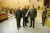 Uniformy dalších 252 vojenských profesionálů zdobí bronzové či stříbřité odznaky absolventa kariérového kurzu
