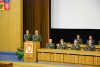 Uniformy dalších 252 vojenských profesionálů zdobí bronzové či stříbřité odznaky absolventa kariérového kurzu