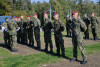Bílé povlaky na přilby předány 16 armádním profesionálům. Ti v nich bojují o úspěšné absolvování elitního bojového kurzu Komando 