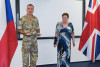 Příslušníci Britského vojenského poradního a výcvikového týmu v České republice uspořádali charitativní sbírku. Výtěžek věnovali Klubu PAPRSEK