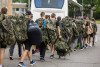 Středoškoláci oblékli uniformy: Zahájili dobrovolné vojenské cvičení