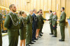 Uniformy dalších 252 vojenských profesionálů zdobí bronzové či stříbřité odznaky absolventa kariérového kurzu  