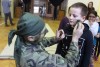Tucet profesionálních vojáků zavítal mezi žáky s kurzem Komando i se svou výstrojí